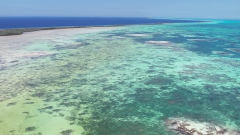 Los-roques-wetlands,-vibrant-underwater-ecosystems-visible,-tranquil-scene,-daylight,-aerial-view