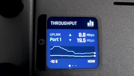 Pequeña-Pantalla-LED-Que-Muestra-El-Rendimiento-En-Megabits-Por-Segundo-Para-Datos-En-El-Rack-De-Red