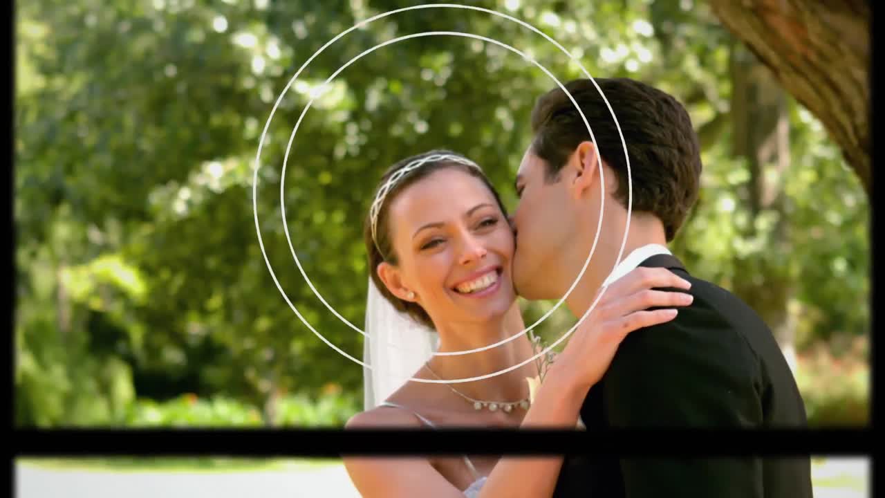animación de un carrete de película sobre una feliz pareja recién casada al aire libre