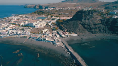 Puerto-De-Las-Nieves,-Agaete,-Gran-Canaria:-Fantástica-Vista-Aérea-En-órbita-Sobre-El-Puerto-Del-Pueblo-De-Agaete-Y-El-Peñón-De-Las-Nieves