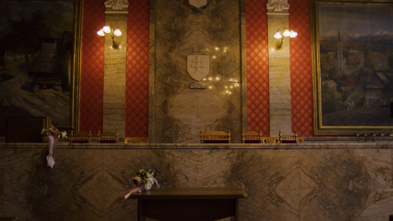 결혼식 우아한 방, 대리석 벽 및 회화 예술의 여행 샷 모션 - 위로 기울이기