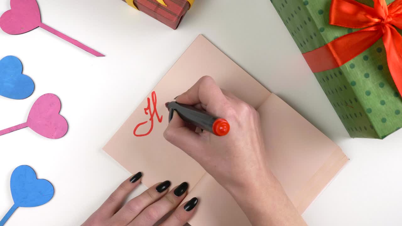 día de san valentín, ilustración, la mano de la mujer escribe en un cuaderno marrón oscuro, feliz día de valentín 60 fps