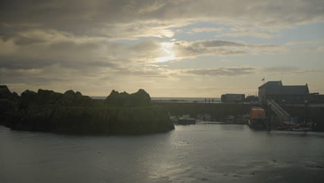 Leuchtturm-Im-Kleinen-Dorfhafen-Von-Portpatrick