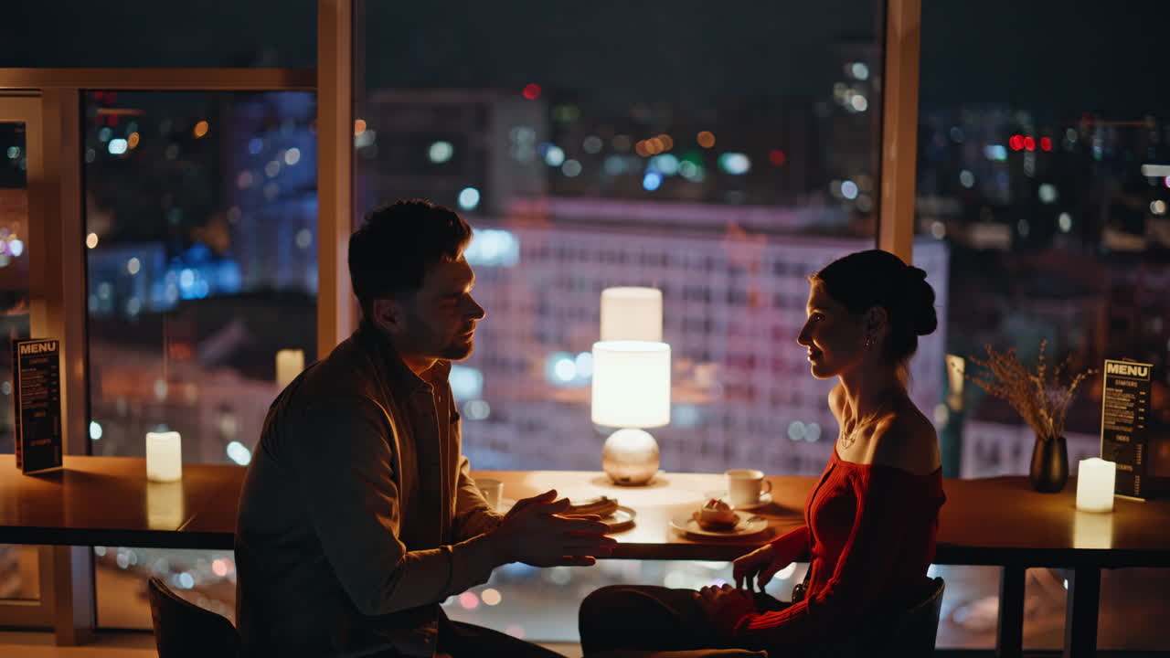 도시 전망을 가진 만적인 저녁식사