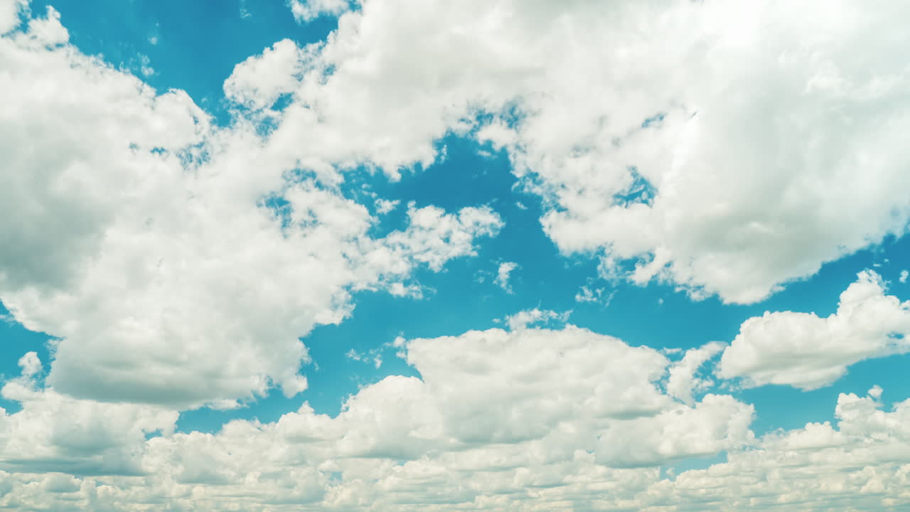 맑고 화창한 날에 흰 구름이 있는 푸른 하늘