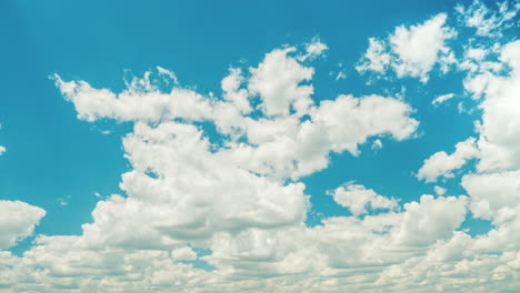 cielo azul con nubes blancas en un día claro y soleado