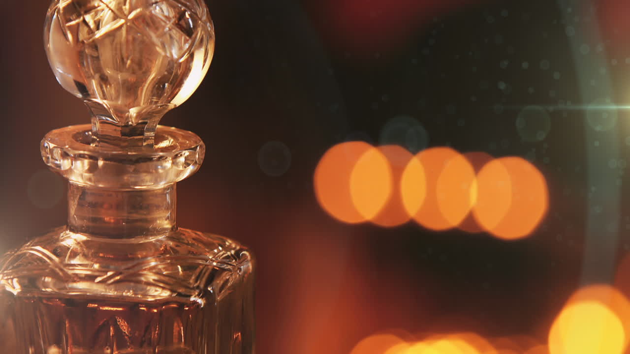 Animazione di un decanter per vino su luci natalizie tremolanti.