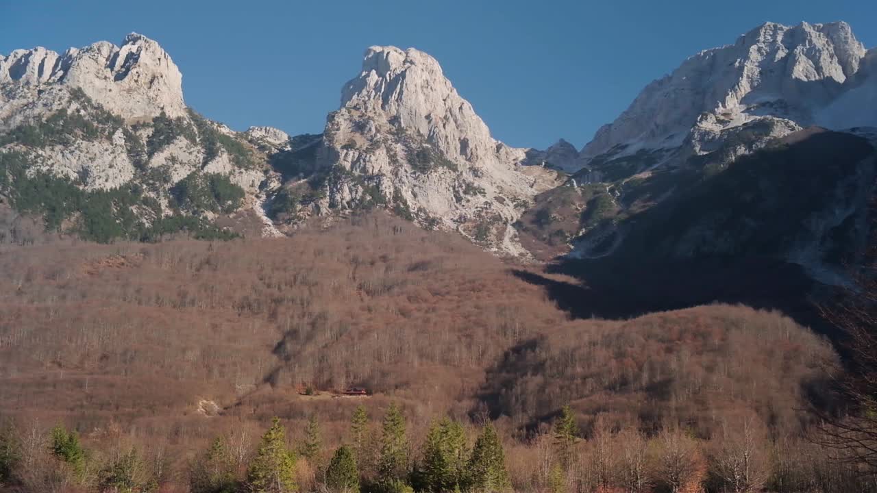 el famoso y hermoso valle de valbona en los alpes albaneses