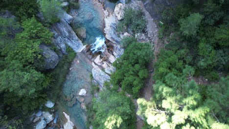 Fluss-Mit-Kristallklarem-Wasser