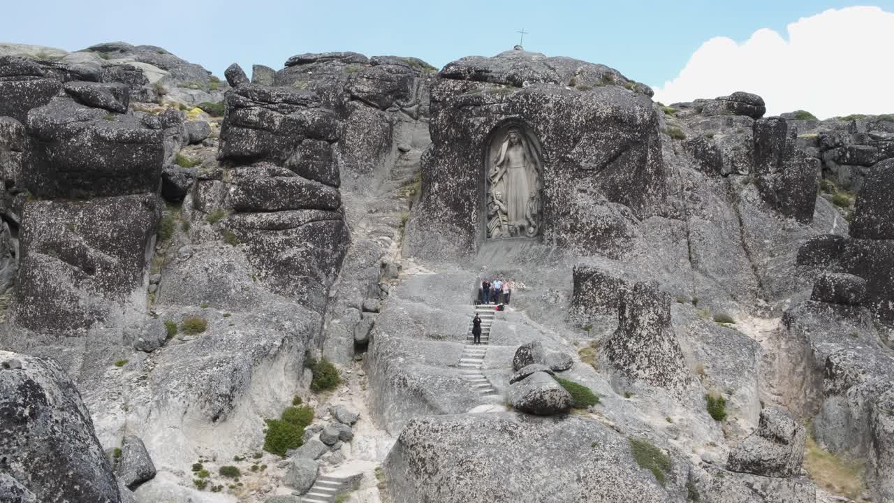 포르투갈의 좋은 별의 여인의 계단 위로 몸을 기울이다