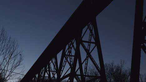 El-Caballete-Del-Ferrocarril-Pope-Lick-Desde-Abajo-En-Louisville-Kentucky,-Extendiéndose-En-La-Distancia-En-El-Crepúsculo