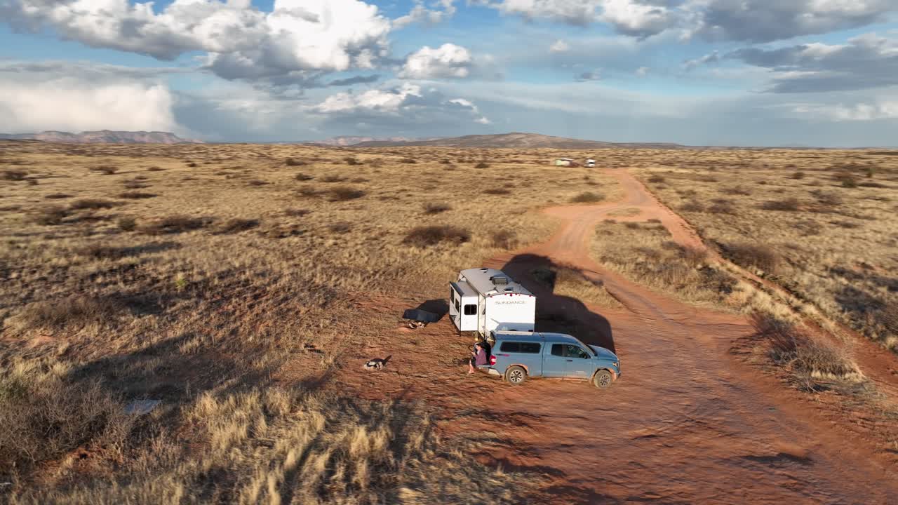 dando vueltas sobre una autocaravana de lujo estacionada en medio de la naturaleza en sedona, arizona