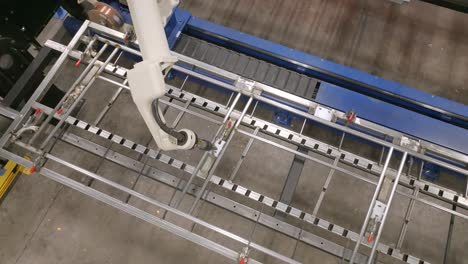 imágenes aéreas de una máquina de soldadura robótica en una fábrica que trabaja en un marco de acero