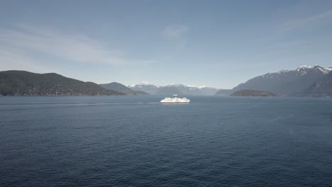 Vista-Aérea-De-Un-Buque-De-Los-Servicios-De-Ferry-De-Columbia-Británica-En-Vancouver,-Canadá