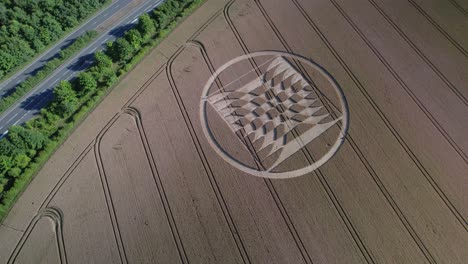 Video-Aéreo-De-Círculos-De-Cultivos-En-Un-Campo-De-Grano-Amarillo-En-La-Estación-Micheldever-Del-Reino-Unido-Capturado-Por-Un-Dron-Con-Tráfico-Cercano