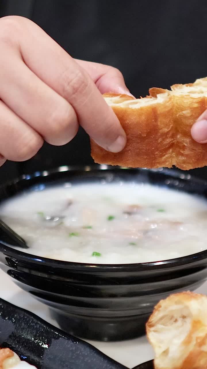 Mencelupkan cakwe ke dalam bubur di Hong Kong