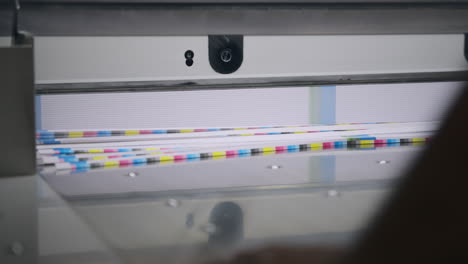 guillotina mecanizada cortando una pila de papel en cámara lenta