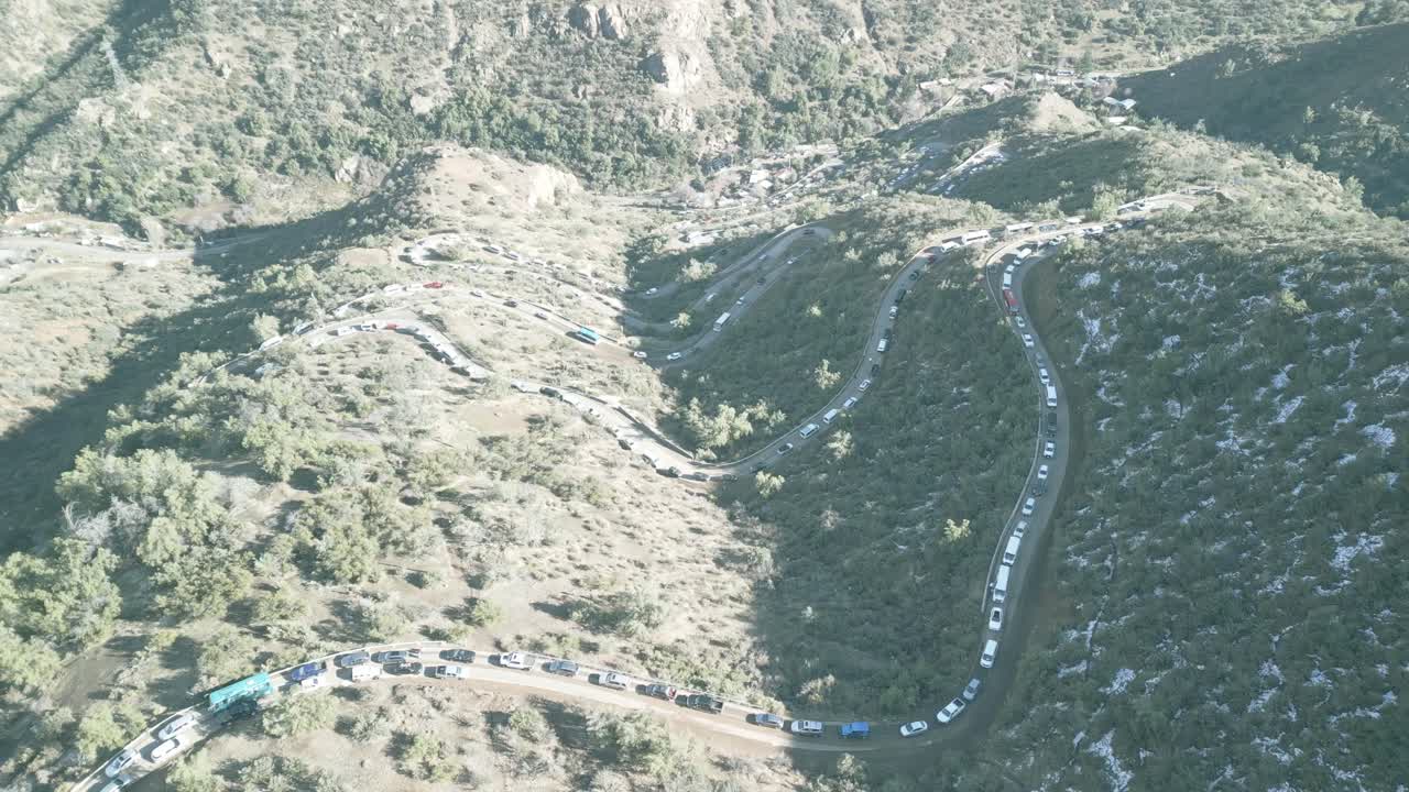 파로네스 (farellones) 로 가는 길, 칠레의 많은 자동차와 곡선으로 가는 길.