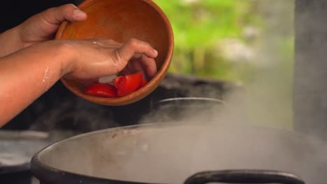 Preparar-Estofado-En-Cocina-Rústica.-Olla-Enorme