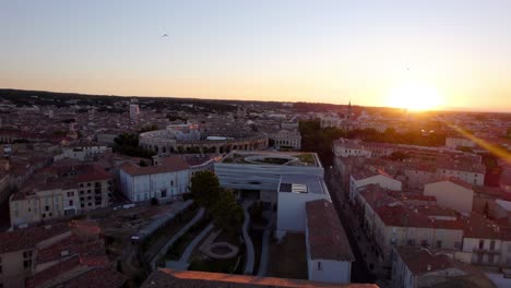 Strahlende-Morgendämmerung,-Das-Ballett-Der-Tauben-über-Nîmes