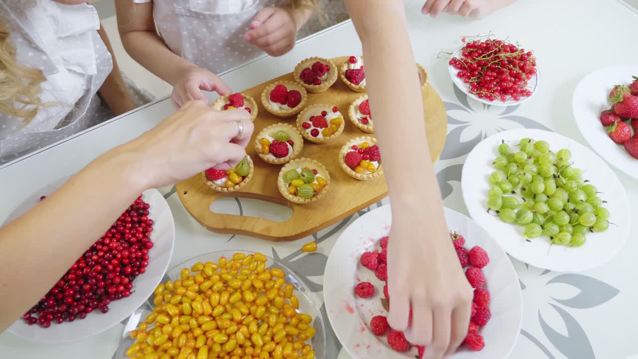 Kids making fruit tarts