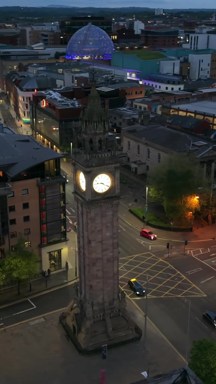 Video verticale ravvicinato in rotazione per social media dell'Albert Clock nel centro di Belfast di notte. Prodotto in 1080x1920 e con colore Rec709