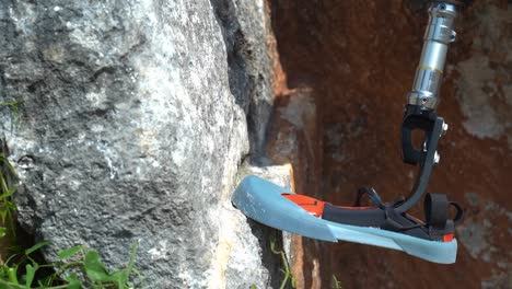 hombre con prótesis escalada en roca