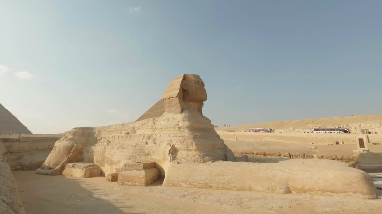 La Grande Sfinge di Giza e le Piramidi nel deserto egiziano