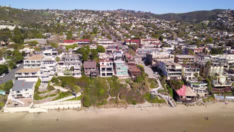 Vista-Aérea-De-Hermosas-Propiedades-Frente-Al-Mar-En-Laguna-Beach,-California,-Con-Vistas-Al-Océano-Pacífico-En-Un-Cálido-Día-Soleado