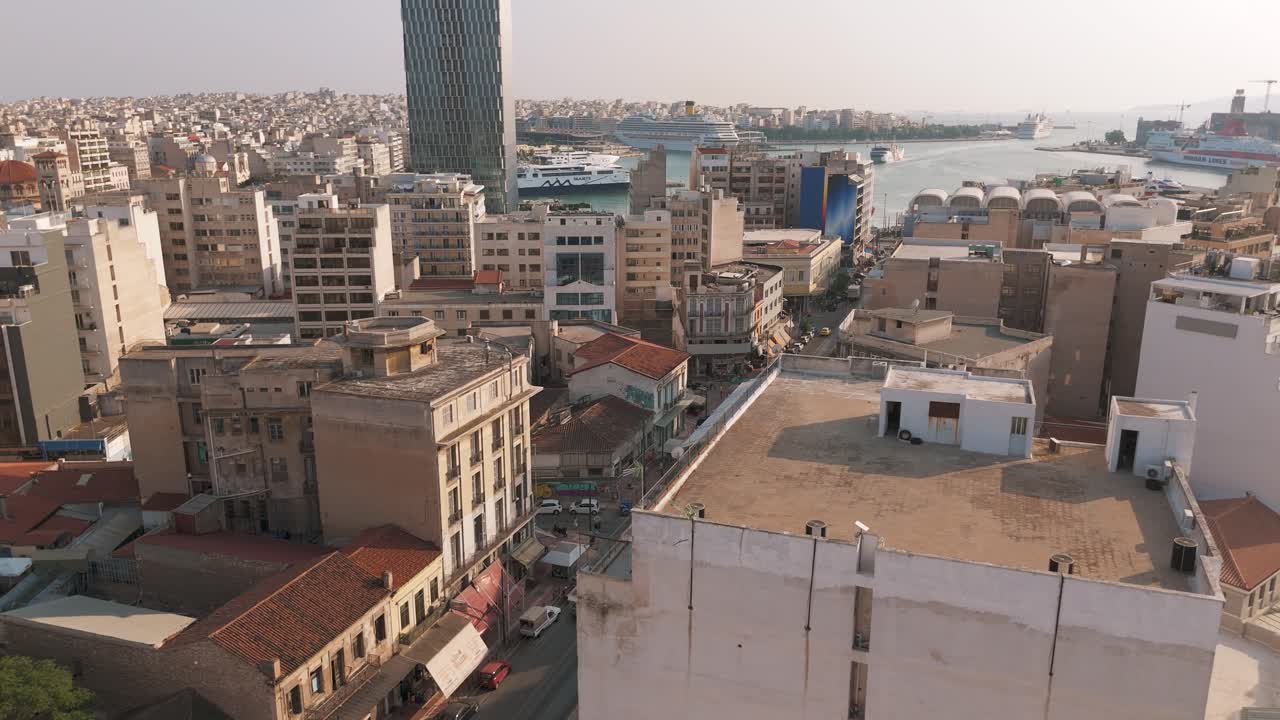Vista aerea del Pireo, Grecia, che mostra edifici e il porto nel tardo pomeriggio