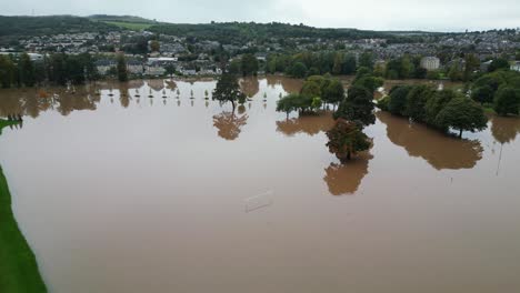 Imágenes-De-Drones-Que-Revelan-El-Parque-South-Inch-Inundado-En-Perth,-Escocia,-El-8