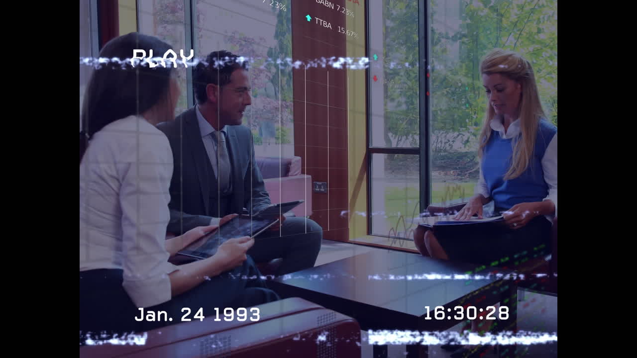 사무실에서 코카시안 사업가들에 대한 데이터 처리 애니메이션