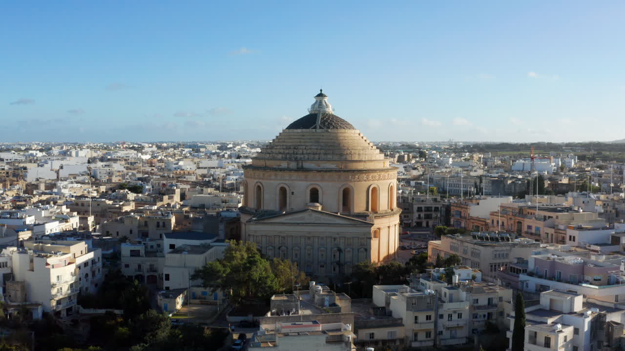 몰타 모스타에서 낮 동안 모스타 돔의 공중 전망 - 드론 샷