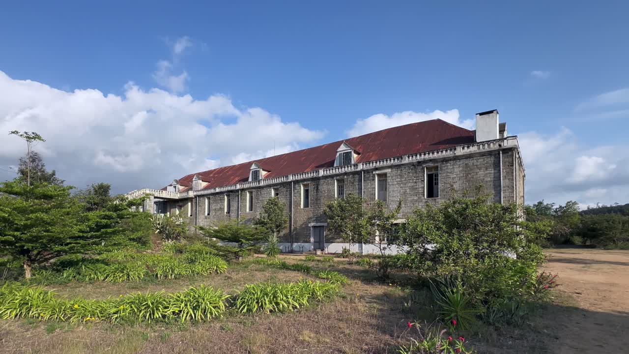Mantan bengkel meriam, yang sekarang menjadi asrama di SMA Jean Laborde Mantasoa. Madagaskar