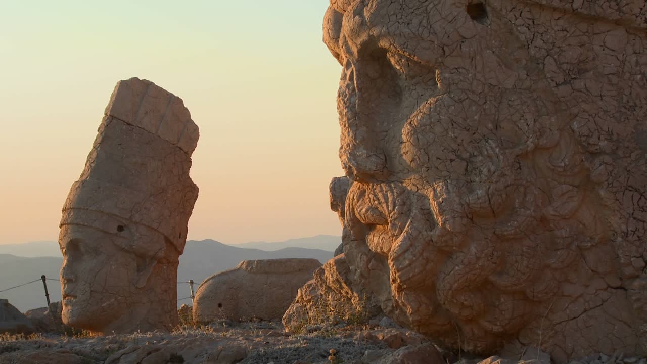 detalle de las grandes ruinas arqueológicas en la cima del monte nemrut turquía 1