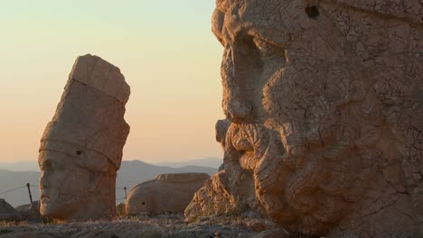 detalle de las grandes ruinas arqueológicas en la cima del monte nemrut turquía 1