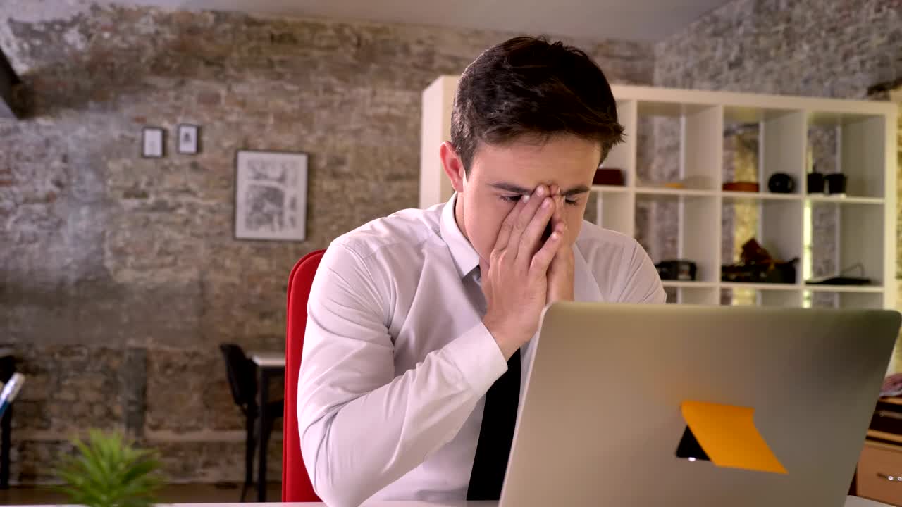 joven empresario está trabajando con una computadora portátil en la oficina, no sabe cómo lidiar con el problema, el concepto de negocio, el concepto de comunicación