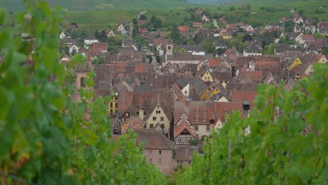 Riquewihr,-Una-Ciudad-Muy-Antigua,-Está-Formada-Por-Casas-Con-Entramado-De-Madera-Que-Datan-De-Los-Siglos-XV-Al-XVIII.