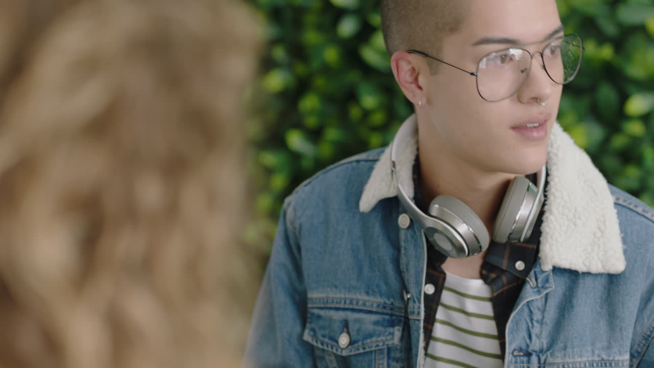 joven equipo de negocios multiétnico trabajando usando tecnología de computadoras portátiles lluvia de ideas discutiendo ideas disfrutando de la conversación estudiantes creativos colaborando en un lugar de trabajo de oficina de moda