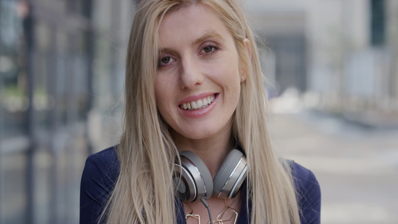 portrait attractive young blonde woman smiling enjoying realxed carefree lifestyle stylish female executive looking happy in urban outdoors slow motion
