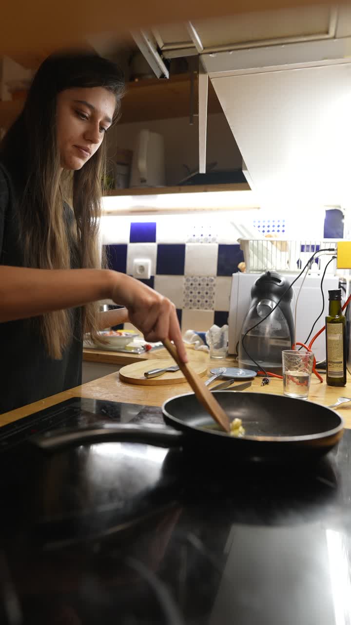mujer cocinando en la cocina