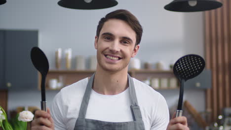 Cocinero-Sonriente-Parado-En-La-Cocina-De-Casa.-Chef-Hombre-Preparándose-Para-Cocinar