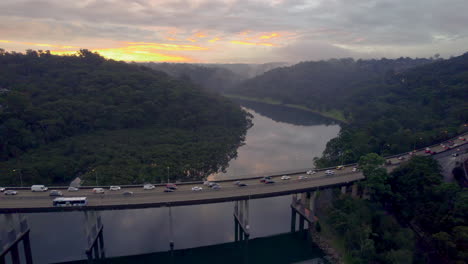 una puesta de sol brumosa sobre el tráfico del puente de middle harbour, sydney