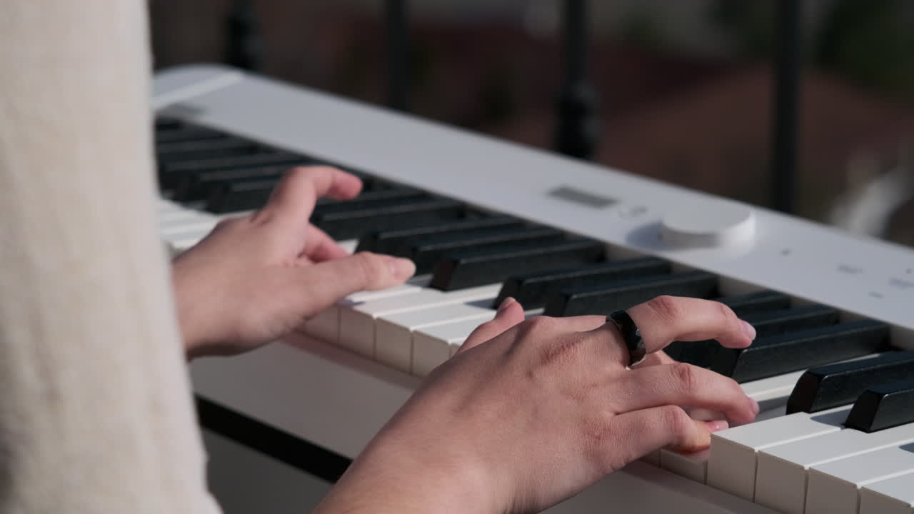 persona que toca un piano digital