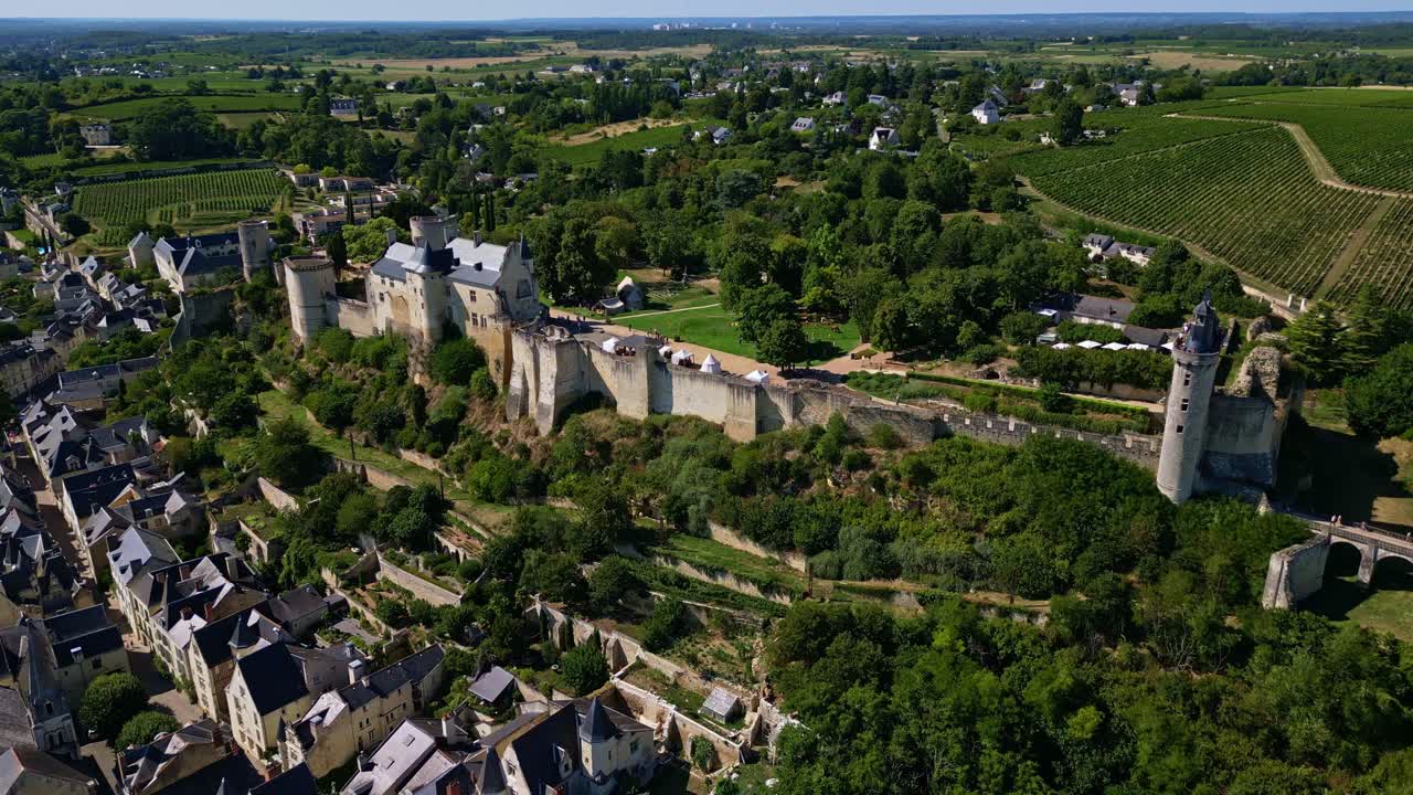 Langsame Annäherung einer Drohne an die mittelalterliche Forteresse Royale de Chinon in der französischen Stadt Chinon, Indre-et-Loire, Frankreich.