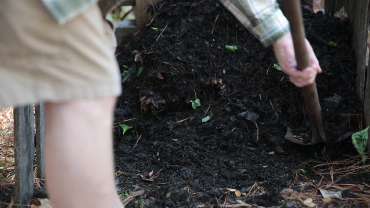 Spalare compost in un contenitore fai-da-te realizzato con pallet.