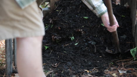 palear compost en un contenedor de paletas de bricolaje