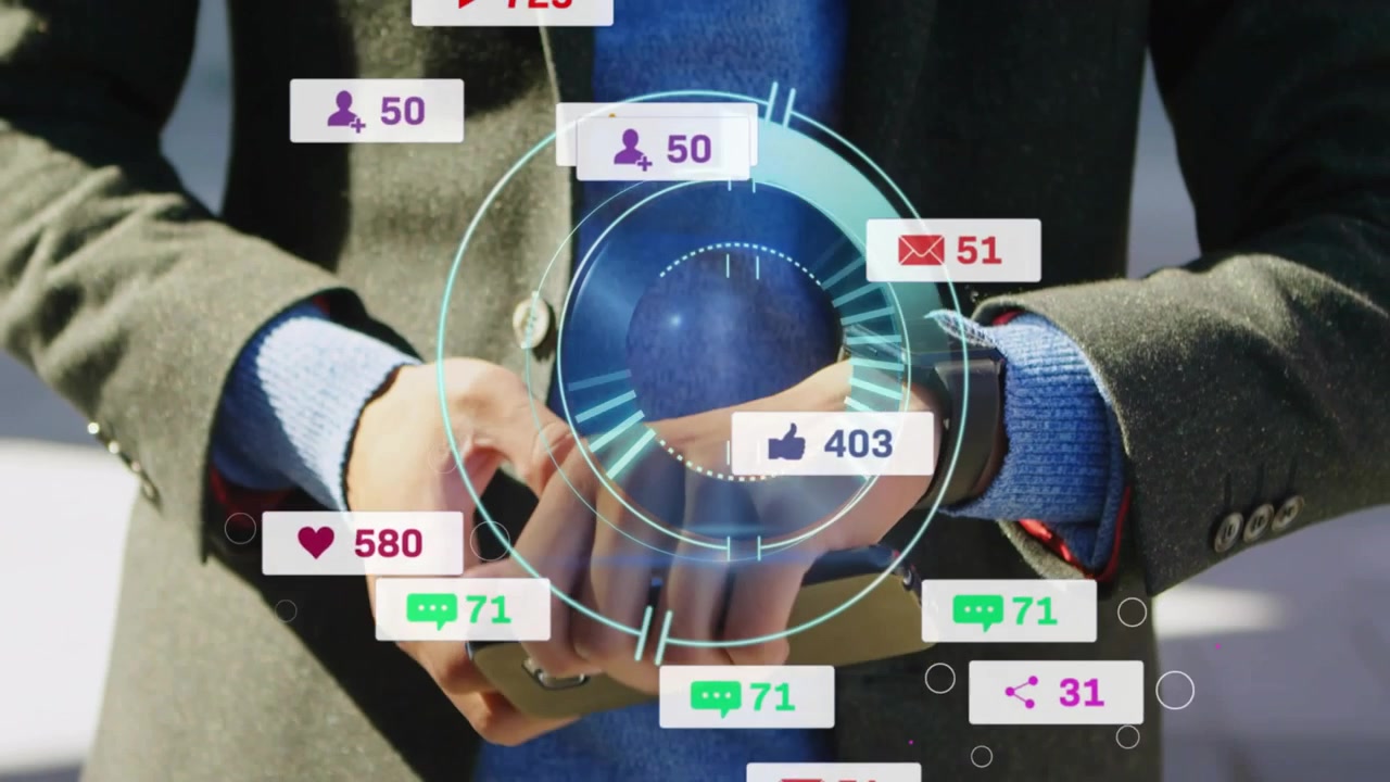 Uomo che tocca uno smartwatch e attiva un ologramma che visualizza metriche sociali sullo smartwatch e sullo smartphone.