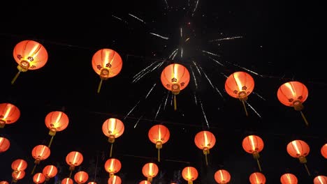 linterna roja con espectáculo de fuegos artificiales por la noche