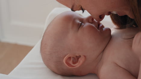 Nahaufnahme-Einer-Mutter,-Die-Ihr-Baby-Küsst,-Lachend-Genießt-Und-Die-Liebevolle-Mutter-Genießt,-Die-Ihr-Kleinkind-Pflegt-Und-Zu-Hause-Liebe-Zeigt